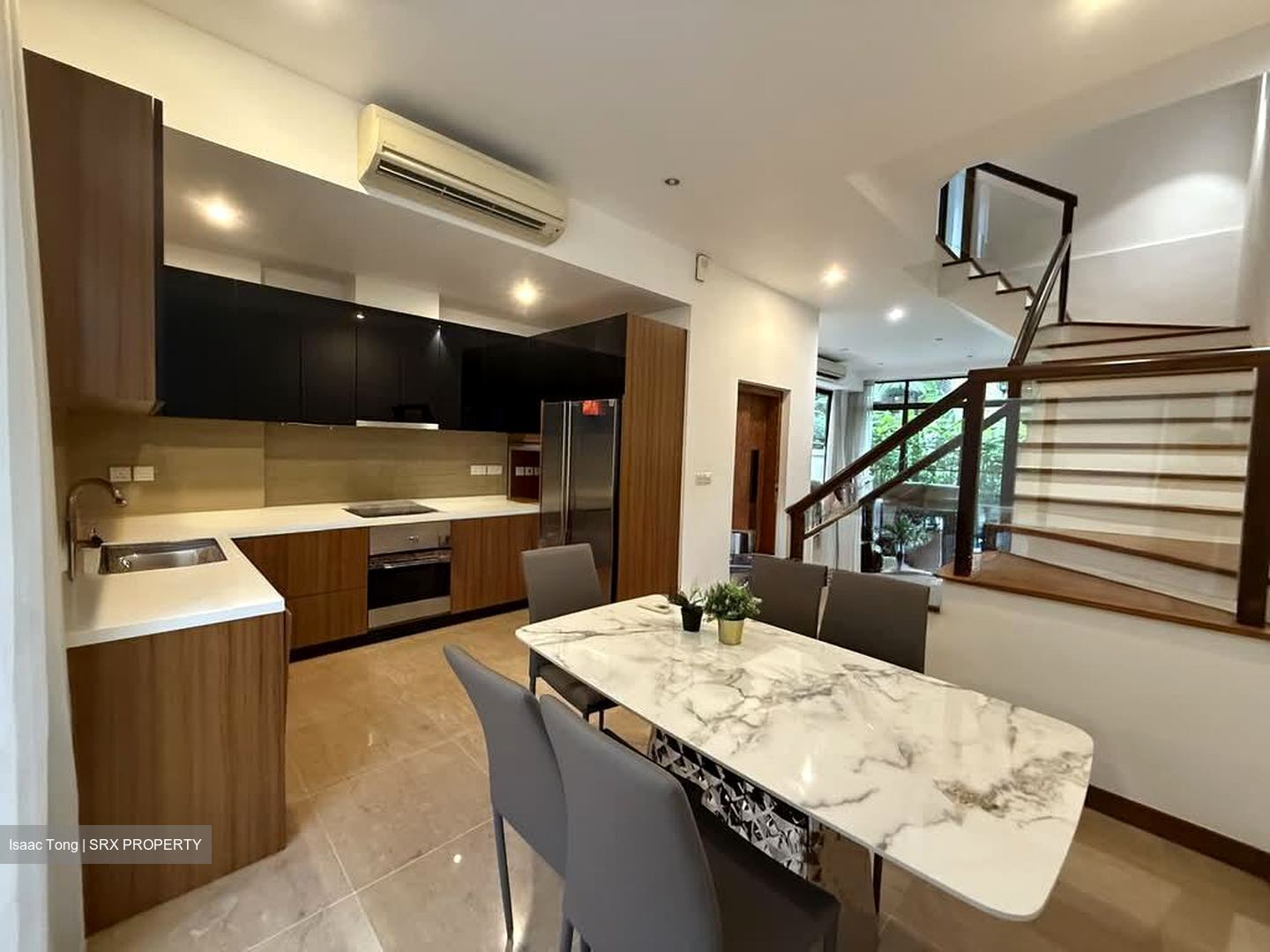 Holland Link (D10), Terrace #566604181
